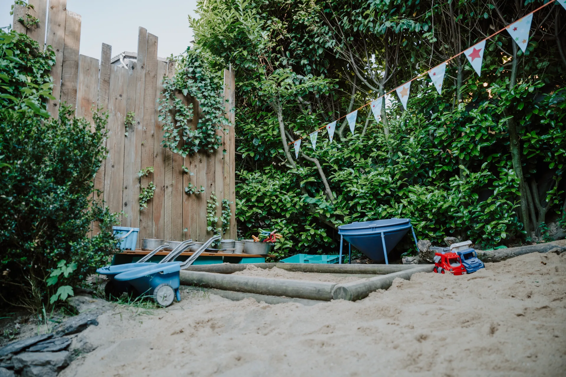 Garten mit Sandbereich